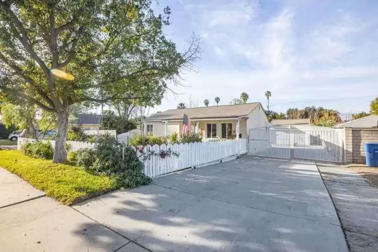 Riverside, California 92504, 2 Bedrooms Bedrooms, ,1 BathroomBathrooms,Single Family Residence,For Sale,820003377